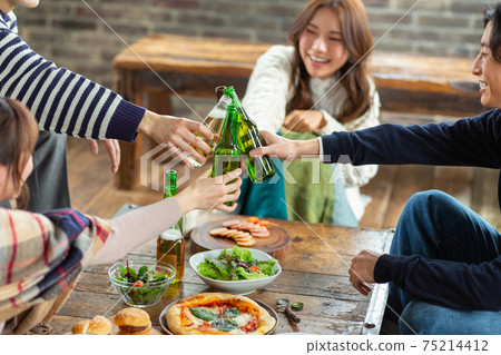 Young men and women who drink alcohol with each other 75214412