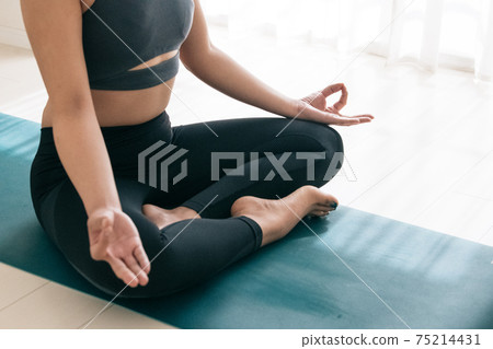Image of a Japanese woman doing yoga 75214431