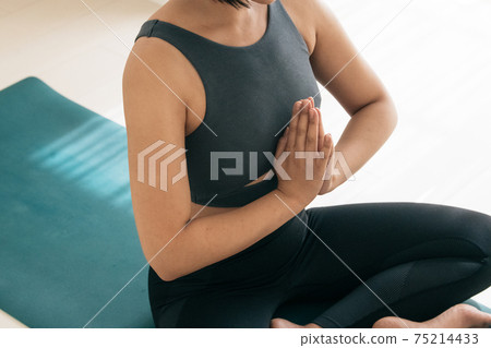Image of a Japanese woman doing yoga 75214433