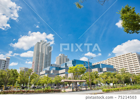 [大阪] 9月，東大阪市，清新的藍天和城市景觀 75214503