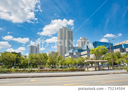 [Osaka] September, Higashi-Osaka City, refreshing blue sky and cityscape 75214504