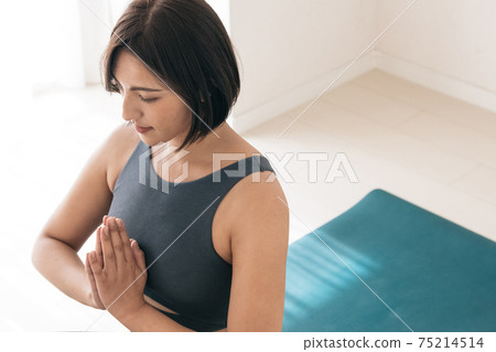 Image of a Japanese woman doing yoga and meditation 75214514