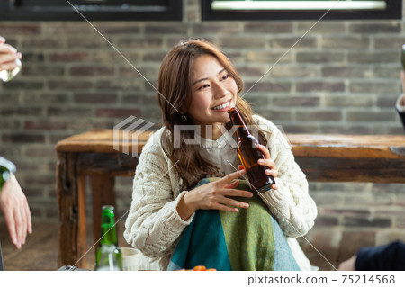 喝得好的年輕男女 75214568