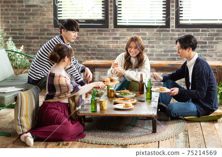 喝得好的年輕男女 75214569