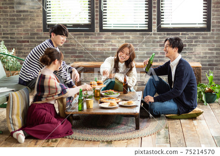 喝得好的年輕男女 75214570