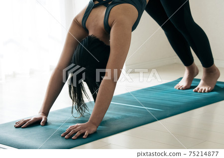 日本女人做瑜伽(下犬) 日本女人做瑜伽(下犬) 75214877