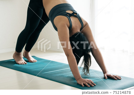 日本女人做瑜伽（下犬） 75214878