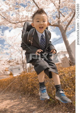 孩子們在入學典禮前嬉戲 孩子們在入學典禮前嬉戲 75214880