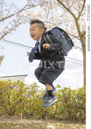 孩子們在入學典禮前嬉戲 孩子們在入學典禮前嬉戲 75214882
