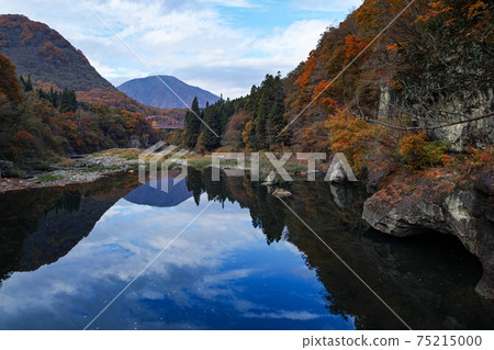 Fukushima Prefecture / Autumn leaves of "Tono-Hetsuri" 75215000