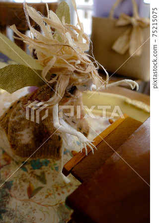 請盡心聆聽山腳下的仙女演奏樂器。 75215075