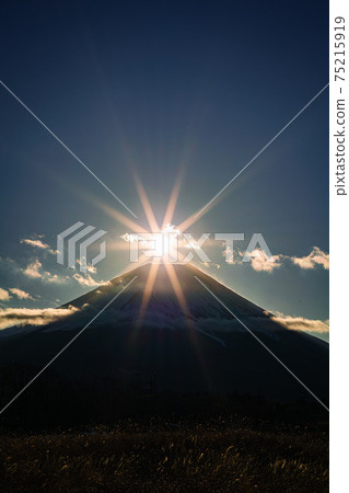 從早晨霧高地的金剛石富士 從早晨霧高地的金剛石富士 75215919