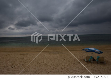 多雲的海灘，沒人 75215922