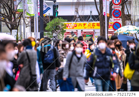 Tokyo cityscape of Japan under a state of emergency. Threat crowd. Signboards and "Three Cs" ... The banners flutter empty ... = March 5 Tokyo cityscape of Japan under a state of emergency. Threat crowd. Signboards and "Three Cs" ... The banners flutter empty ... = March 5 75217274