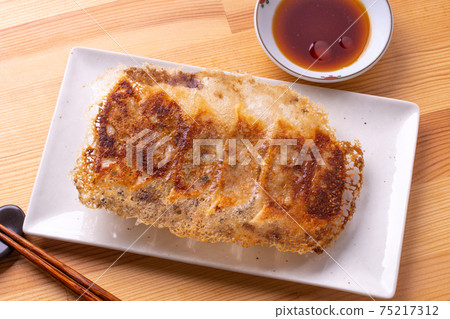 Gyoza with feathers 75217312