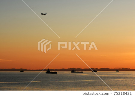 Sunset in Tokyo Bay Sunset in Tokyo Bay 75218421