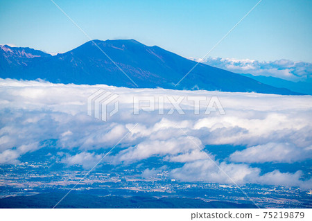 Yatsugatake and the sea of clouds seen from Takamiishi, Shirakoma no Ike [Nagano Prefecture] 75219879