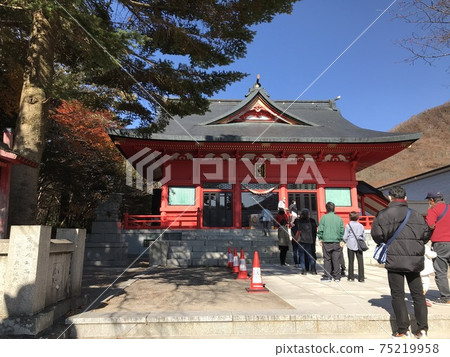 在神社里排隊 75219958