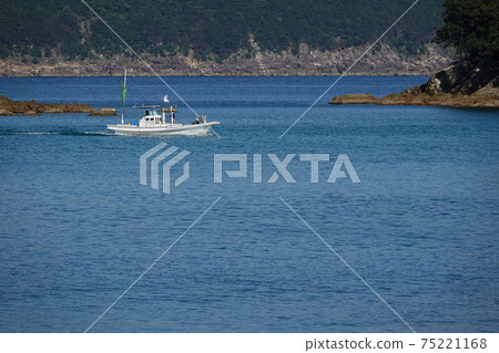 Fishing boats returning to the port 75221168