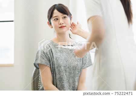 在美容院檢查皮膚的女人 在美容院檢查皮膚的女人 75222471