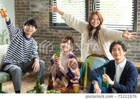 喝得好的年輕男女 喝得好的年輕男女 75222876