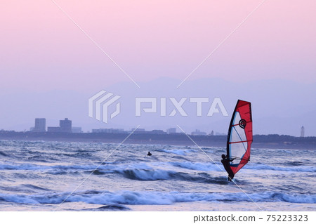 黃昏時滑浪風帆和朦朧山剪影 75223323