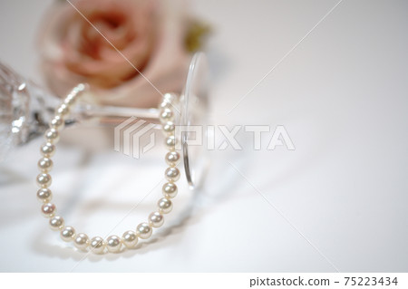 Pearl necklace, glass and corsage Pearl necklace, glass and corsage 75223434
