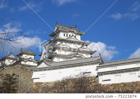 Himeji Castle in winter, castle tower and blue sky [Hyogo Prefecture] 75223874