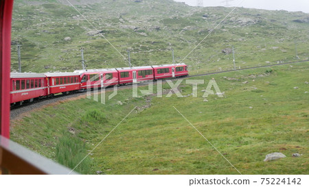 瑞士夏季山地景觀 75224142