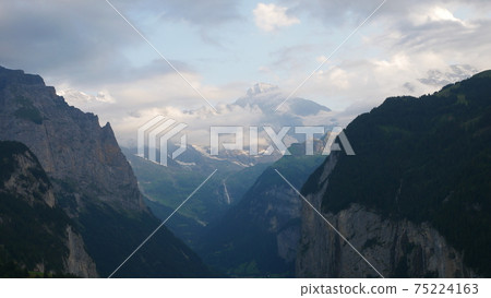 瑞士夏季山地景觀 75224163