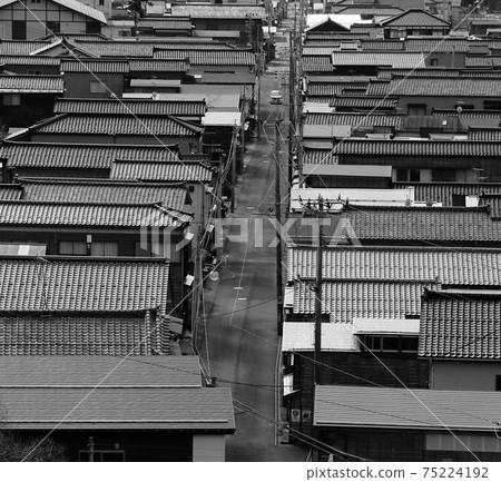 與妻子Izumozaki Town單色的Hokkoku高速公路Townscape 75224192