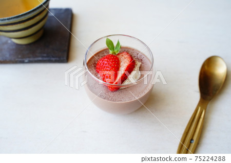 Chocolate pudding Chocolate pudding 75224288