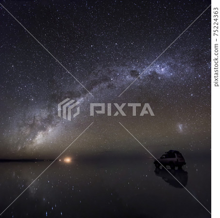 烏尤尼鹽湖銀河的星空 75224363