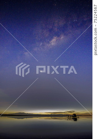 Starry sky of Uyuni salt lake Milky Way 75224567