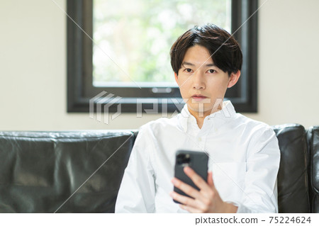 Men working at home 75224624