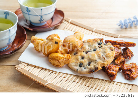 Various rice crackers 75225612