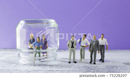 在公司中所處位置不適合女性能力的男性（公司中的性別歧視，對女性的歧視） 75226207