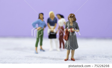 婦女之間的關係困難(失去朋友,被咬,被工作場所欺負) 婦女之間的關係困難(失去朋友,被咬,被工作場所欺負) 75226208