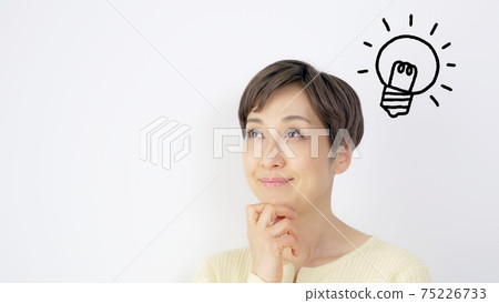 Inspiration for a flashing middle-aged woman 75226733