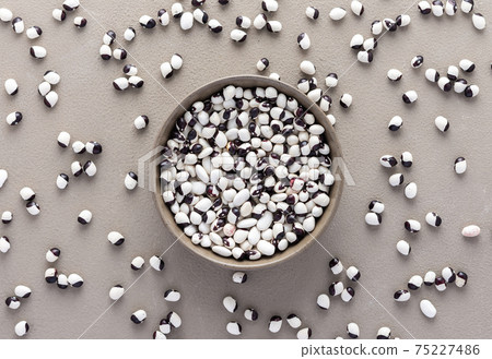 Legumes in bowl and scattered in the background 75227486