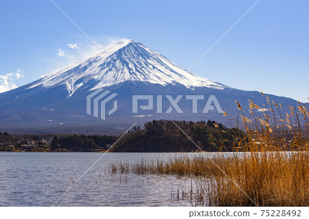 Clear winter sky, Mt. Fuji and Lake Kawaguchi Clear winter sky, Mt. Fuji and Lake Kawaguchi 75228492