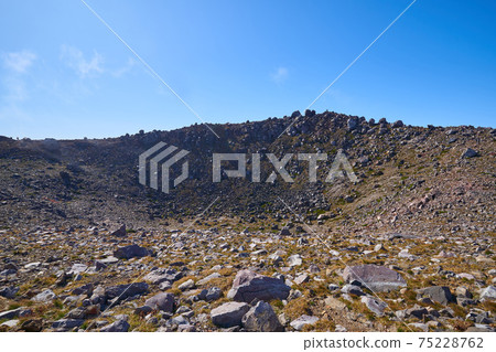 從北面觀看To木縣那須山（Chausu山）的火山口（鍋） 75228762