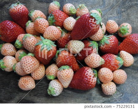 Strawberries Strawberries 75229131