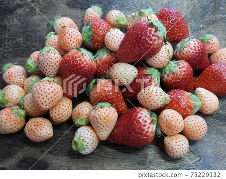 Strawberries Strawberries 75229132