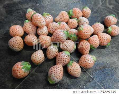 Strawberries Strawberries 75229139