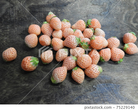 Strawberries 75229140