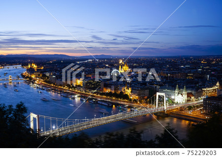 Erzsebet bridge in Budapest Erzsebet bridge in Budapest 75229203