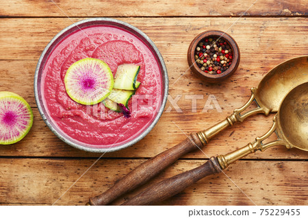 Summer beetroot and daikon soup 75229455