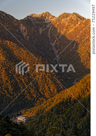 Harinokidake in the Northern Alps of the sunrise seen from the climb of the Kashiwabara Shindo Harinokidake in the Northern Alps of the sunrise seen from the climb of the Kashiwabara Shindo 75229497