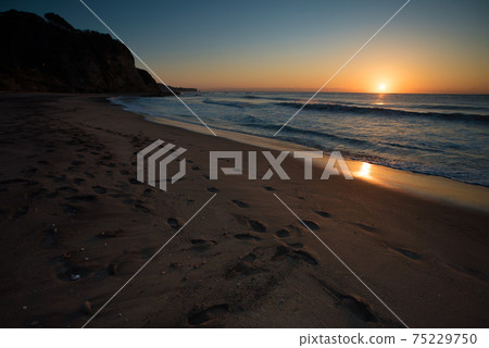 Scenery from the beach where the rising sun rises ① 75229750